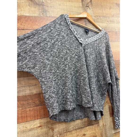 BKE Daytrip Womens Gray Knit V-Neck Sweater With Leopard Trim Size M - Picture 2 of 7